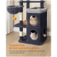 Zwei Katzen ruhen in einem grauen mehrstöckigen Katzenbaum mit Kratzpfosten und einem orangefarbenen Spielball.