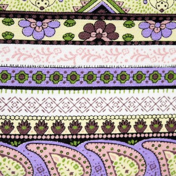 Bunt gemustertes Gewebe mit floralen und geometrischen Designs in Lila-, Grün- und Rosatönen.