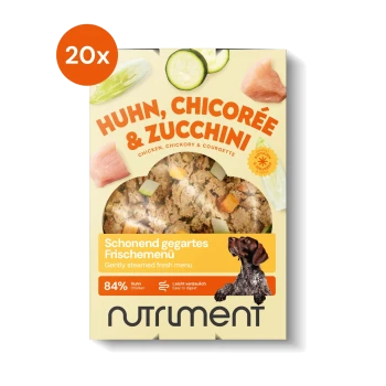 Hundefutterverpackung mit der Aufschrift "Huhn, Chicorée & Zucchini" mit 84% Huhn, gekennzeichnet als "Sanft gedämpftes frisches Menü" und "Leicht verdaulich."