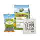 Eine Ausstellung von Haustierprodukten: "Heide-Happen mit Lamm" Hundeleckerlis, Premium-Hundefutterbox und eine Tragetasche mit der Aufschrift "HUNDE LIEB HABER."