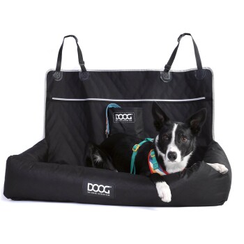 Ein gestepptes schwarzes Hundebett mit einem Border Collie in einem bunten Geschirr, mit einem DOOG-Logo und einer Aufbewahrungstasche.