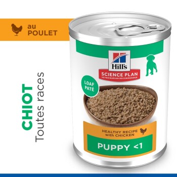 Boîte d'aliment humide pour chiot Hill's Science Plan (pâté en tranche), l'étiquette indique 'PUPPY <1', 'Pâté en tranche', 'Recette saine au poulet'