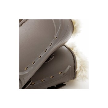 Nahaufnahme von zwei braunen Haustierstiefeln mit Fellfutter, die Belüftungsöffnungen und eine strukturierte Oberfläche für besseren Halt aufweisen.