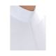 Eine Nahaufnahme eines weißen, hochkragen Kleidungsstücks, das seine glatte Textur und sauberes Design zeigt.