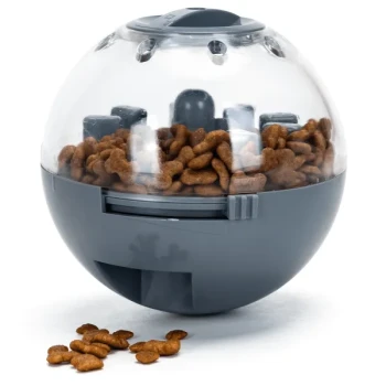 Grauer interaktiver Futterball für Haustiere, gefüllt mit trockenem Futter, mit etwas Futter, das auf dem Boden verstreut ist.