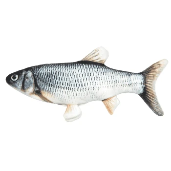 Ein realistisches Plüschspielzeug in Form eines Fisches, mit detaillierten Schuppen und Flossen, auf einem weißen Hintergrund liegend.