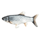 Ein realistisches Plüschspielzeug in Form eines Fisches, mit detaillierten Schuppen und Flossen, auf einem weißen Hintergrund liegend.