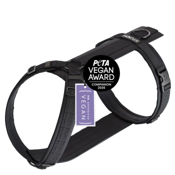 Schwarzes Hundegeschirr mit verstellbaren Riemen und einem Anhänger, auf dem "PETA APPROVED VEGAN" steht.