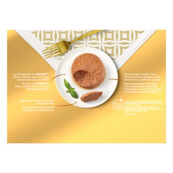Assiette blanche avec mousse GOURMET GOLD pour chat, fourchette dorée et basilic sur fond doré avec texte produit en français/néerlandais.