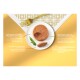 Assiette blanche avec mousse GOURMET GOLD pour chat, fourchette dorée et basilic sur fond doré avec texte produit en français/néerlandais.