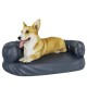 Ein entspannter Corgi liegt auf einem plüschigen, blauen Hundebett mit erhöhten Seiten und zeigt seinen verspielten Ausdruck mit herausgestreckter Zunge.