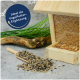Holz-Vogelfutterspender mit Samen, einer Schaufel auf dem Boden und grünem Gras. Text: "Ideal als Vogelfutter-Ergänzung."