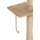 Ein beiger Katzenbaum mit einer weichen, plüschigen Plattform und einem mit Sisal umwickelten Pfosten mit einem hängenden Spielzeug.