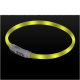 Ein leuchtend gelbes Haustierhalsband mit einem weißen Akku, das für Sichtbarkeit bei nächtlichen Spaziergängen konzipiert ist.