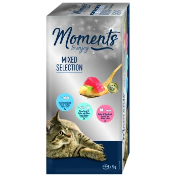9x70g Różnorodność smaków z warzywami Kot leży obok pudełka z karmą dla kotów "Moments to enjoy" z smakami Tuńczyka Pacyficznego, Tuńczyka i Kurczaka z serem oraz Kurczaka i Tuńczyka.