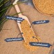 Ein hölzerner Löffel, gefüllt mit gelben Samen auf einer Juteschicht, mit Textetiketten, die "kraftspendend", "nahrhaft" und "naturbelassen" anzeigen.