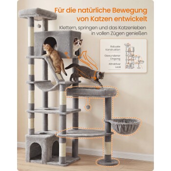 Grauer hoher Kratzbaum mit Sisalstämmen, Hängematte und Spielzeug, drei Katzen auf Plattformen; deutscher Text über die natürliche Bewegung von Katzen.