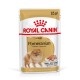 Royal Canin Adult Pomeranian Hundefutterbeutel, 85g, mit einem Bild eines Pomeranian-Hundes, mit Text, der die Unterstützung von Knochen und Gelenken hervorhebt.