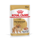 Royal Canin Adult Pomeranian Hundefutterbeutel, 85g, mit einem Bild eines Pomeranian-Hundes, mit Text, der die Unterstützung von Knochen und Gelenken hervorhebt.