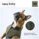 Ein Französischer Bulldogge trägt eine stilvolle olivgrüne Weste, die die Funktion "einfache Eingabe" zeigt, mit einer Nahaufnahme des Knopfdetails.