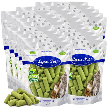 Stapel Lyra Pet-Tüten mit grünen Kaustäbchen für Katzen, 'Lyra Pet'-Logo, 'Nature Power'-Label und Katzenabbildungen.