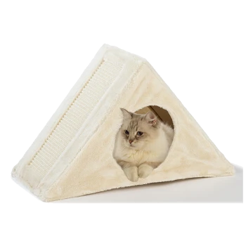 Eine flauschige weiße Katze, die in einem dreieckigen, cremefarbenen Katzenhaus mit einer Kratzfläche auf einer Seite entspannt.