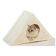 Eine flauschige weiße Katze, die in einem dreieckigen, cremefarbenen Katzenhaus mit einer Kratzfläche auf einer Seite entspannt.