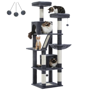 Ein hoher, mehrstöckiger Katzenbaum in Grau mit drei Katzen, die darauf spielen; verfügt über Kratzpfosten, Verstecke und hängende Spielzeuge.