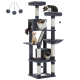 Ein hoher, mehrstöckiger Katzenbaum in Grau mit drei Katzen, die darauf spielen; verfügt über Kratzpfosten, Verstecke und hängende Spielzeuge.