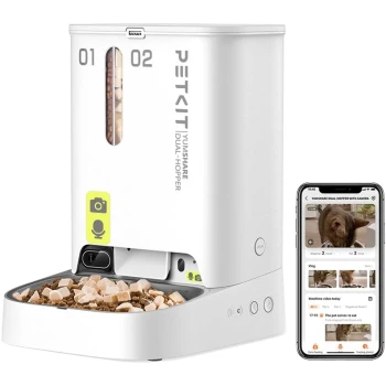 PETKIT Yumshare Dual-Hopper automatischer Futterspender für Haustiere mit Kamera und Smartphone-App, die eine Katze beim Fressen zeigt.