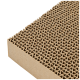 Un gros plan d'un grattoir pour chat en carton texturé, mettant en valeur son design en nid d'abeille et ses bords robustes.