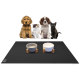 Eine Gruppe von vier Haustieren, darunter zwei Hunde und zwei Katzen, sitzt vor zwei Futternäpfen auf einer schwarzen Matte.