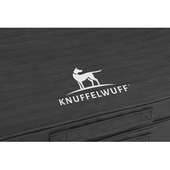 Schwarzes Haustierbett mit einer gesteppten Textur, das das weiße Logo von "KNUFFELWUFF" und eine Silhouette eines Hundes zeigt.