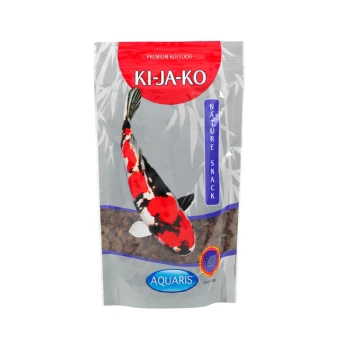 Eine Tasche mit KI-JA-KO Premium Koi-Futter, die einen bunten Koi-Fisch auf der Vorderseite zeigt, als Natur-Snack gekennzeichnet, von Aquaris.