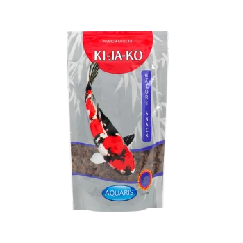 Eine Tasche mit KI-JA-KO Premium Koi-Futter, die einen bunten Koi-Fisch auf der Vorderseite zeigt, als Natur-Snack gekennzeichnet, von Aquaris.