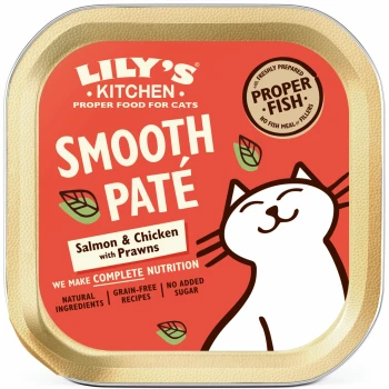 Smooth Paté de Lily's Kitchen pour chats, avec du saumon et du poulet aux crevettes, dans un emballage rouge avec une illustration de chat souriant.