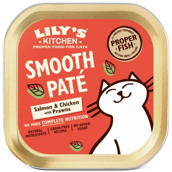 Smooth Paté de Lily's Kitchen pour chats, avec du saumon et du poulet aux crevettes, dans un emballage rouge avec une illustration de chat souriant.
