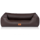 Braune Haustierliege mit geripptem Innenraum und lederähnlichem Äußeren, mit einem kleinen Logo-Patch, das "KNUFFERWUFFS" liest.