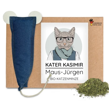 Kartonverpackung für Haustiere mit Denim-Mäusespielzeug, Haufen Katzenminze und Etikett: KATER KASIMIR Maus-Jürgen BIO-KATZENMINZE.