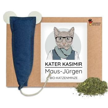 Kartonverpackung für Haustiere mit Denim-Mäusespielzeug, Haufen Katzenminze und Etikett: KATER KASIMIR Maus-Jürgen BIO-KATZENMINZE.