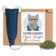 Kartonverpackung für Haustiere mit Denim-Mäusespielzeug, Haufen Katzenminze und Etikett: KATER KASIMIR Maus-Jürgen BIO-KATZENMINZE.