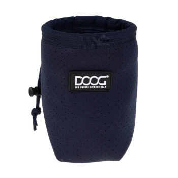 Navy-blaues Hundeleckerli-Täschchen mit einem Netzdesign, mit einem schwarzen DOOG-Logo, das "DOG OWNERS OUTDOOR GEAR" liest.