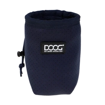 Navy-blaues Hundeleckerli-Täschchen mit einem Netzdesign, mit einem schwarzen DOOG-Logo, das "DOG OWNERS OUTDOOR GEAR" liest.