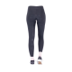Schwarze sportliche Leggings mit Mesh-Details auf der Rückseite, getragen von einem Modell, das in schwarzen Sneakers steht.