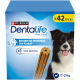 Purina Dentalife Zahnpflege-Hundeleckerlis Box mit 42 Sticks, Plaque-Reduktion, für Hunde von 12-25 kg, und ein glücklicher schwarz-weißer Hund.