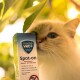 Nahaufnahme des Gesichts einer Katze neben einer Marsavet+-Box, die natürliche Zutaten und 12 Wochen Schutz vor Flöhen und Zecken hervorhebt.