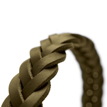 Nahaufnahme eines geflochtenen olivgrünen Lederhalsbands für Haustiere, das seine komplizierte Webart und glatte Textur zeigt.