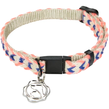 Ein farbenfrohes geflochtenes Haustierhalsband mit rosa, blauen und beigen Strängen, mit einer schwarzen Kunststoffschnalle und einem silbernen Anhänger in Form einer Pfote.