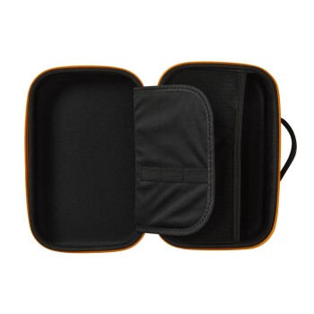 Offenes schwarzes Hartschalenetui mit orangefarbener Kante, innerer Netztasche und Stoffklappe mit elastischen Schlaufen sowie seitlichem Tragegriff.