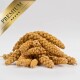 Ein Haufen hochwertiger Hirse-Sprays, mit goldgelben Büscheln, vor einem weißen Hintergrund mit einem goldenen "PREMIUM"-Label in der Ecke.